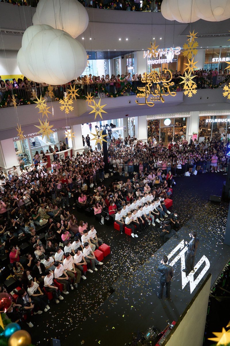 zee_pruk's tweet photo. ขอบคุณทุกคนมาก ๆ สำหรับงาน Showcase ในวันนี้ ไม่ค��ดว่าจะมีคนมาหาเยอะขนาดนี้ ยอมรับว่าไม่ได้มีฟิลตื่นเต้นแบบนี้มานานแล้ว ก่อนอื่นเลยขอขอบคุณพี่อ๊อฟ และทางค่ายดูมันดิ และ DMD MUSIC ที่ทุ่มเทและตั้งใจกับงานนี้ของผมมากตั้งแต่เพลง เอ็มวี รวมถึงงานในวันนี้ครับ ขอบคุณทีมงานเบื้องหลังเพลง พี่แอ้ม พีชล พี่นาว ครูพี และทุกคนที่เกี่ยวข้อง ขอบคุณพี่เม่น พี่ปิน และทีมทุกคนที่ช่วยผมทำให้ผมสามารถมีวันที่เรียกได้เต็มว่าเ���บิวต์เป็นศิลปินแล้ว ขอบคุณหนูนิวที่ให้กำลังใจเสมอแม้งานเยอะแค่ไหน ขอบคุณครอบครัวดูมันดิที่มาให้กำลังใจ ครอบครัวเราไม่เคยทิ้งกันเลยจริง ๆ และที่สำคัญขอบคุณแฟน ๆ ทุกคน ทั้งหน้างาน และหน้าจอ ขอบคุณมาก ๆ ที่ซับพอร์ตศิลปินหน้าใหม่แต่ยังหน้าเดิมคนนี้ ขอบคุณที่รักกัน ผมก็มีพวกคุณนี่แหละ ทำให้ผมยังมีไฟก้าวเดิน เราก็รักของเรานะ ขอบคุณที่ซับพอร์ตทุกงาน หวังว่า��ะรอฟังเพลงผมต่อ ๆ ไปนะครับ สำหรับงานในวันนี้ผิดพลาดประการขออภัยด้วยนะครับ ขออภัยที่ป่วยไปหน่อย แต่เต็มที่ที่สุดแล้ว ขอให้เพลง super secret เป็นเพลงที่ทุกคนฟังบ่อย ๆ อีกเพลงนะครับ เลิฟฟฟ #SuperZee1stShowcaseDay