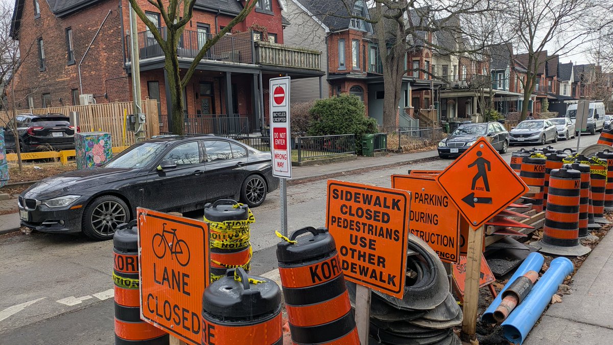 WongGames's tweet photo. .@311Toronto how long is the Palmerston bike lane going to be used to store pylons? This is in front of 302 Palmerston. Construction looks finished, and there are some empty parking spots if the pylons really need to be here... @TheBikingLawyer https://t.co/DXPu4GWv9R