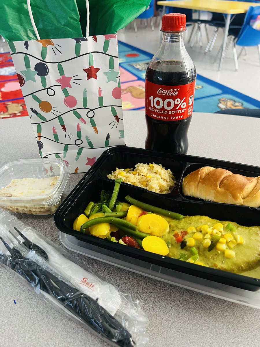 DArriaga (@darriaga_eces) on Twitter photo When your work bestie <a href="/ImeldaM_ECES/">Imelda Morales</a> brings back the Christmas tradition…Diamond Catering 🤤 🙏🏼🙌🏽😁 The Best feeling ever! 🥰 When your work bestie <a href="/ImeldaM_ECES/">Imelda Morales</a> brings back the Christmas tradition…Diamond Catering 🤤 🙏🏼🙌🏽😁 The Best feeling ever! 🥰
