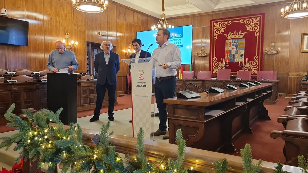 🙋‍♂️Rolando Kattan (Tegucigalpa, Honduras) ha sido premiado con el XV PREMIO Internacional de Poesía Claudio Rodríguez que concede el <a href="/iez_FdO/">iez Florián de Ocampo</a> por su poemario 📘"Omisión del Ángel".
que ha contado con la presencia del vicepresidente primero de la Diputación, Víctor López