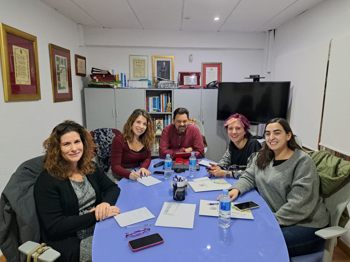 coemur's tweet photo. Reafirmando nuestro compromiso con las especializaciones de la enfermería, nos hemos reunido con Puri Yepes y María Martínez, parte de la nueva junta de @AEPEMUR. Con ellas hemos hablado sobre los problemas actuales y hemos sentado las bases para afrontar retos comunes. https://t.co/9WTxlMdgvL
