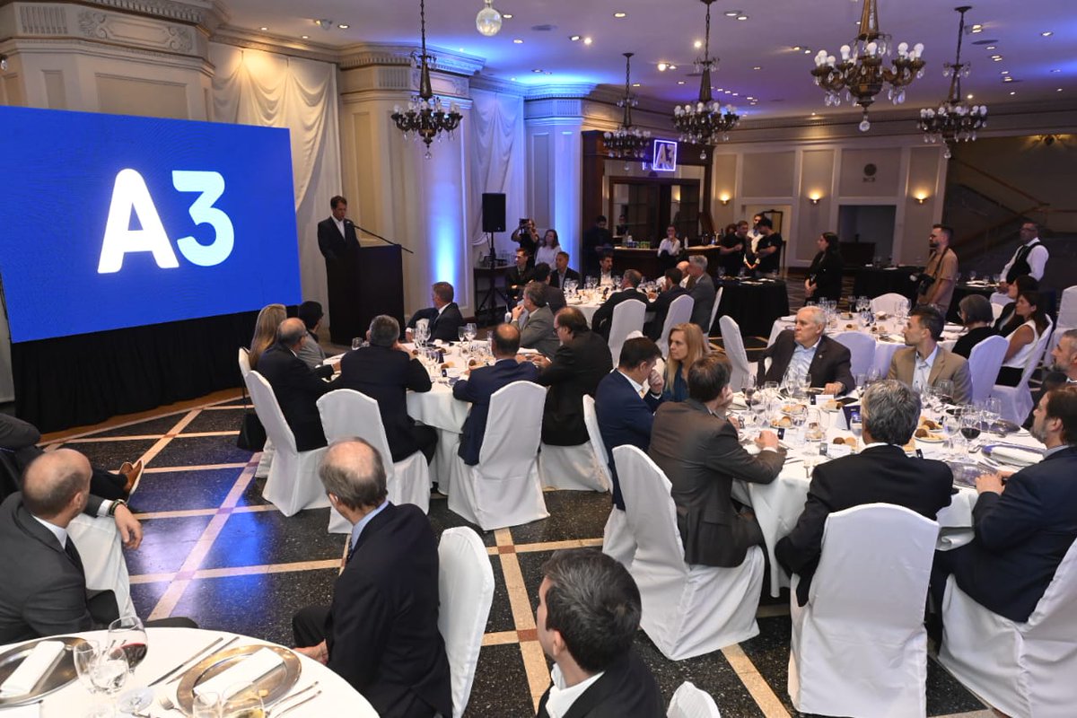 a3mercados's tweet photo. Ayer por la tarde, realizamos la presentación institucional de A3 en la Bolsa de Comercio de Rosario. 🙌

👉 Durante el evento, Robert Olson, Andrés Ponte, Diego Fernández y Tomás Godino, actuales directivos de @MAE_ARG y #MatbaRofex y próximamente, de A3, ofrecieron declaraciones a medios de prensa locales y celebraron el resultado del proceso de integración entre los mercados.

Contamos con la presencia del Directorio de la @CNVArgentina, de los ministros de @GobSantaFe Gustavo Puccini y Pablo Olivares, el Intendente de la @MuniRosario Pablo Javkin, así como autoridades del @ConcejoMRosario, @BolsaRosario y @MAVSAOficial. 

¡Gracias a todos los participantes por acompañarnos en este nuevo camino! 🤝