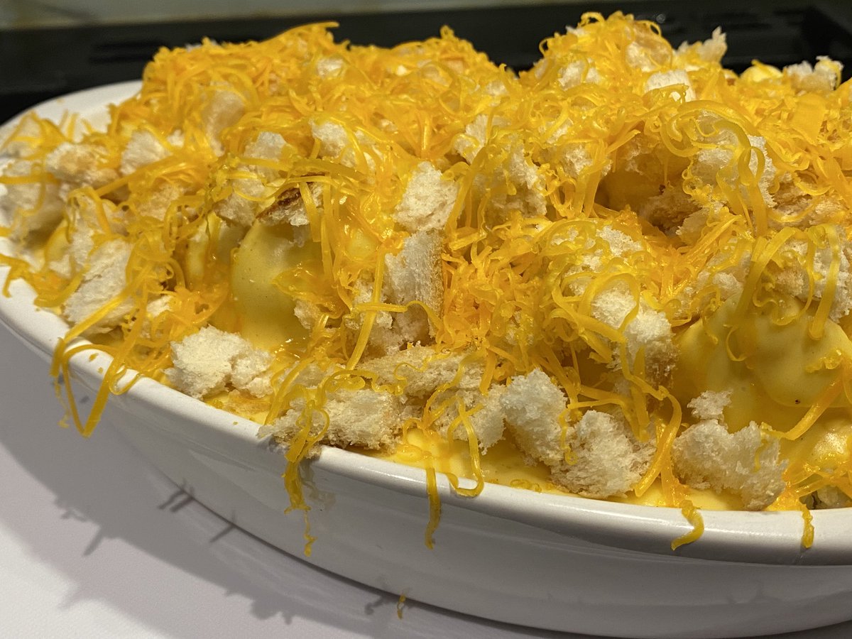 pollypantries's tweet image. Using some roughly chopped up tiger bread for tonight’s cauliflower cheese ! With extra cheese on top ! Simple ! Delicious 🤤 #tigerbread #crumbs #cheese #cauliflower