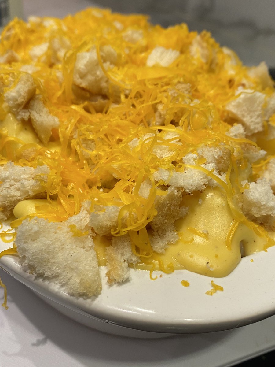 pollypantries's tweet image. Using some roughly chopped up tiger bread for tonight’s cauliflower cheese ! With extra cheese on top ! Simple ! Delicious 🤤 #tigerbread #crumbs #cheese #cauliflower