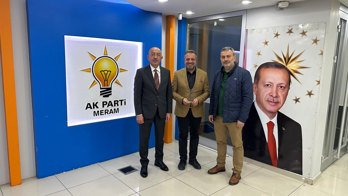 akpartimeram's tweet photo. 7. Dönem Yönetim Kurulumuzun son toplantısında davamız için gecesini gündüzüne katarak emek veren başta İlçe Başkanımız @Dolular ve Belediye Başkanımız @MustafaKavus olmak üzere birbirinden değerli Yönetim Kurulu Üyelerimize plaket takdiminde bulunduk.
#BizimMeram https://t.co/gmJZnbLtAD