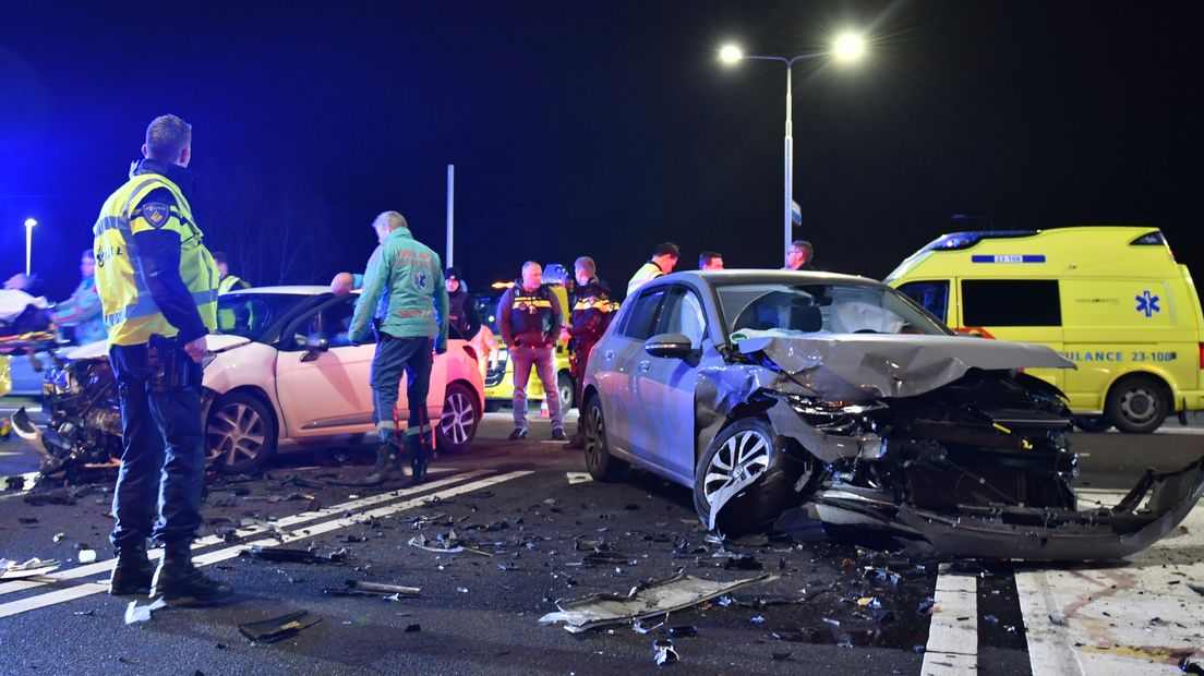 Twee gewonden en zwaar beschadigde auto's bij ongeval in Oostrum