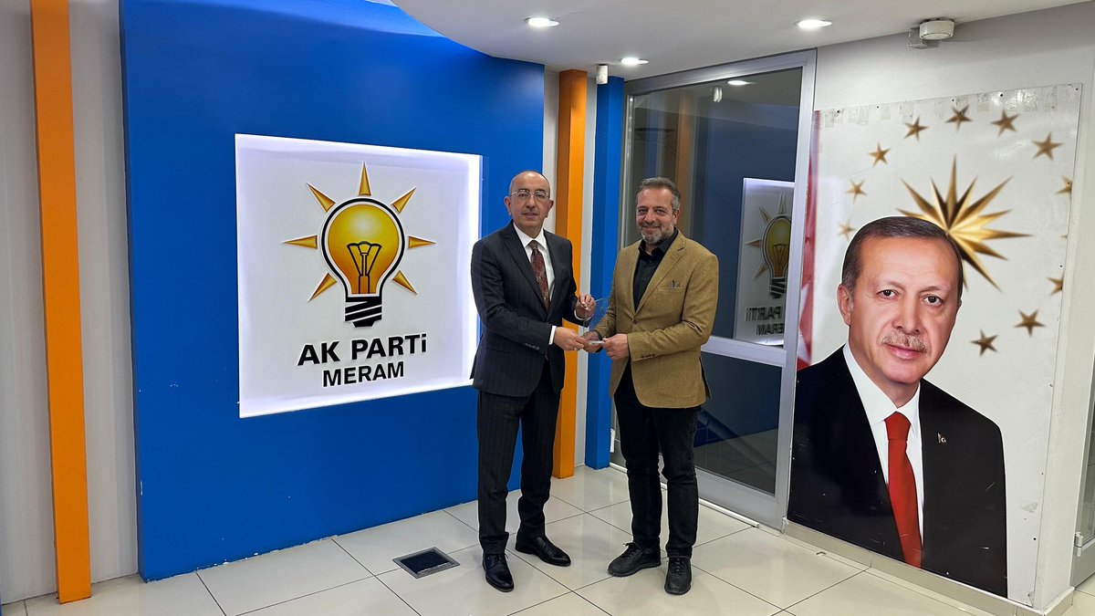 akpartimeram's tweet photo. 7. Dönem Yönetim Kurulumuzun son toplantısında davamız için gecesini gündüzüne katarak emek veren başta İlçe Başkanımız @Dolular ve Belediye Başkanımız @MustafaKavus olmak üzere birbirinden değerli Yönetim Kurulu Üyelerimize plaket takdiminde bulunduk.
#BizimMeram https://t.co/gmJZnbLtAD