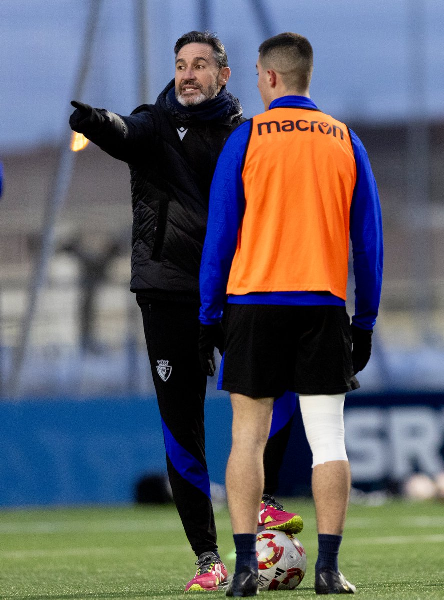Osasuna's tweet image. Vicente Moreno y Dani Pendín han participado esta tarde en Tajonar en un entrenamiento con nuestros juveniles.

👏 ¡Qué grandes maestros!