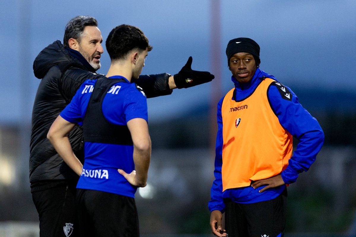 Osasuna's tweet image. Vicente Moreno y Dani Pendín han participado esta tarde en Tajonar en un entrenamiento con nuestros juveniles.

👏 ¡Qué grandes maestros!