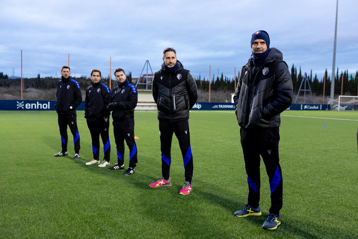 Osasuna's tweet image. Vicente Moreno y Dani Pendín han participado esta tarde en Tajonar en un entrenamiento con nuestros juveniles.

👏 ¡Qué grandes maestros!