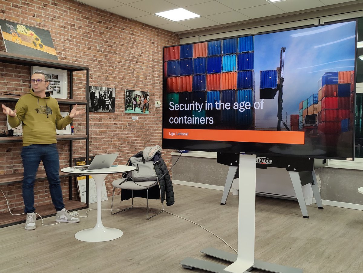 xpugbologna's tweet photo. @imperugo e la "Sicurezza nell'era dei container", pronti via! https://t.co/1WRQ7SsX4i