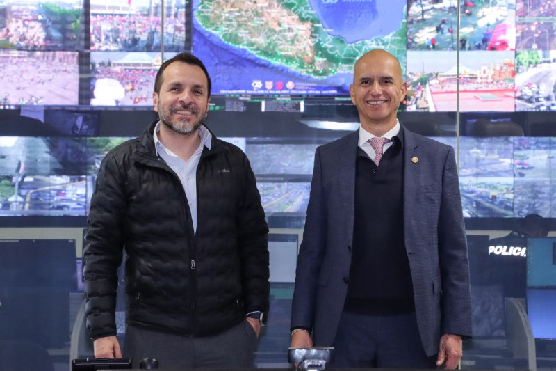 guerrerochipres's tweet photo. Desde el @C5_CDMX y @DesdeLaFeMx cuidamos a la ciudadanía; me reuní con su Dir. Javier Labastida para mostrarle nuestro modelo de videovigilancia, así como estrategias de seguridad desplegadas ante peregrinaciones a @INBGuadalupe. Agradezco su interés y espacio para promover nuestras líneas 911, 089, *765 y la línea anti extorsión 55 5036 3301
