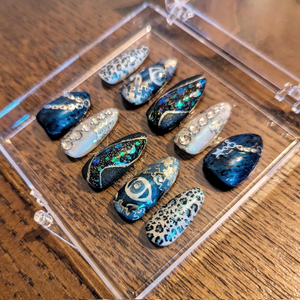 2em essai en bleu blanc cette fois 💅
Trop bizarre la sensation j'en ai jamais portée de ma vie :')