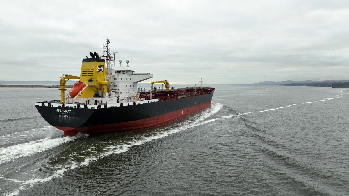 martinastro2005's tweet photo. Tanker SEASPRAT (188m) arriving on Lough Foyle today bringing a cargo of diesel to Foyle Port. #foyleport #shipping @FoylePort https://t.co/JYBbpIILoJ