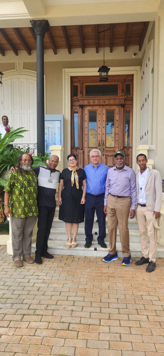 Visita el #CentroFidelCastroRuz el actor estadounidense Danny Glover, quien siempre ha mostrado su apoyo a las luchas del pueblo cubano.