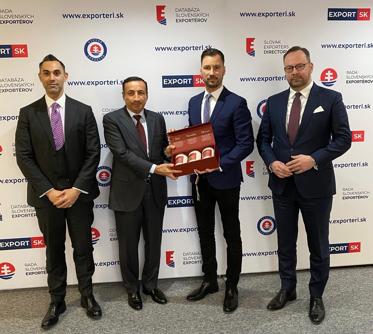 قام سعادة يوسف بن احمد الجابري سفير سلطنة عُمان غير المقيم لدى جمهورية سلوفاكيا بزيارة الى مقر مجلس الصادرات السلوفاكي، حيث كان في إستقباله رئيس المجلس، المستر لوكاش باريزيك، وقد جرى بحث سبل تعزيز علاقات التعاون المشترك في المجالات التجارية والاقتصادية.