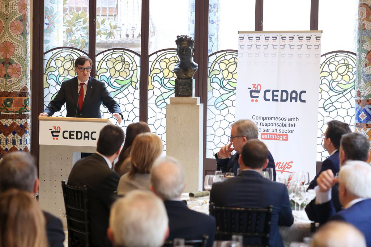 oscarordeig's tweet photo. Felicitats a @CEDAC_ per trenta anys de treball incansable per la defensa dels interessos de les empreses distribuïdores d’alimentació catalanes.

Continuem treballant plegats per fomentar la venda de producte de proximitat.

Agraït d’haver fet entrega de la Creu de Sant Miquel. https://t.co/XX611XI4rV