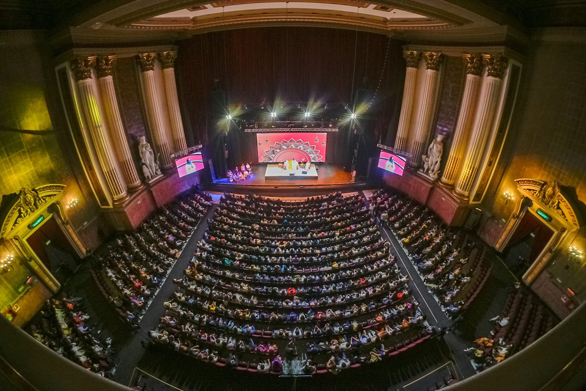 Gurudev's tweet photo. Public talk and meditation in Mexico City. https://t.co/fciPDLArRj