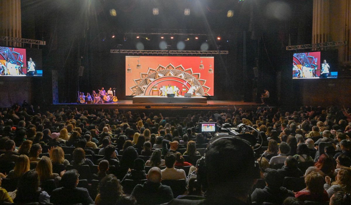 Gurudev's tweet photo. Public talk and meditation in Mexico City. https://t.co/fciPDLArRj