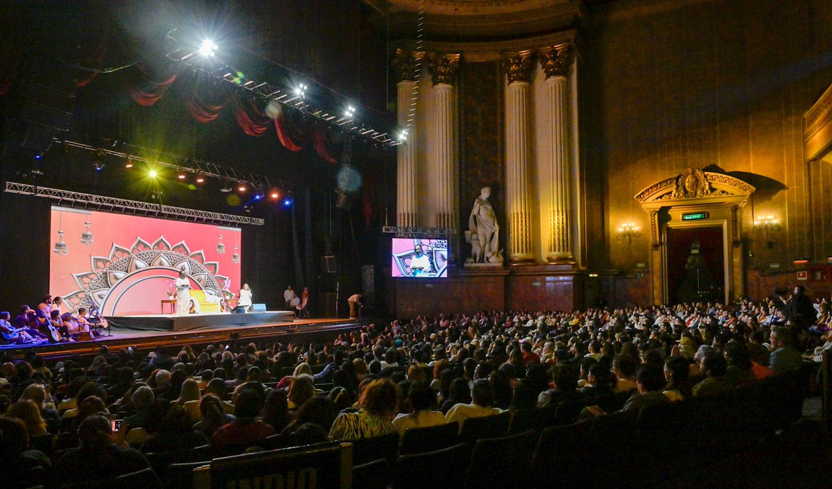 Gurudev's tweet photo. Public talk and meditation in Mexico City. https://t.co/fciPDLArRj