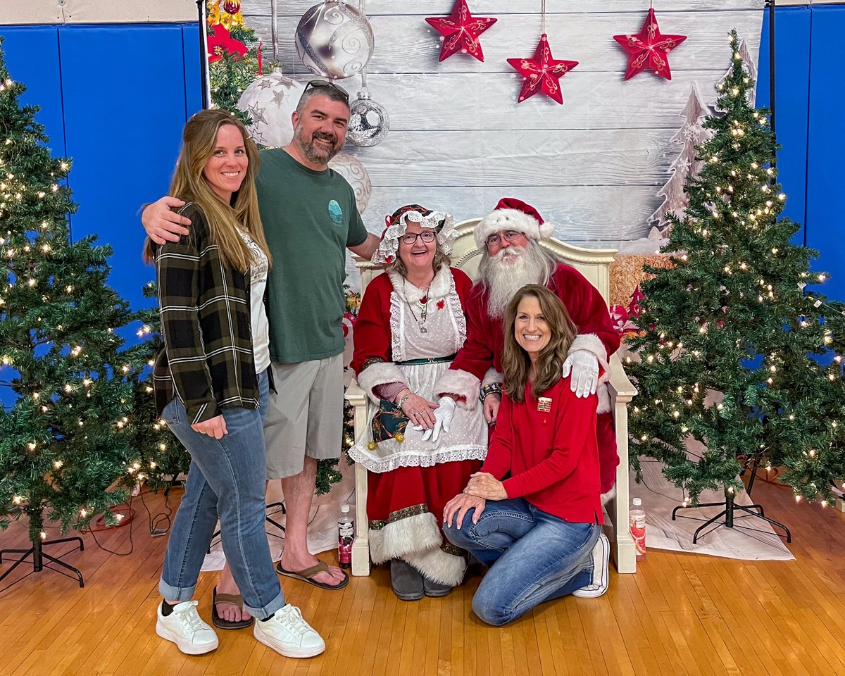 immediatech's tweet photo. The holiday spirit is in full swing at Immedia! 🎄

This past weekend, we had the privilege of spreading cheer at Luke Air Force Base as part of our ongoing support for Santa’s Sak... and we’re just getting started! 

#HolidaySpirit #GivingBack #ImmediaCares https://t.co/ChUeKoNtyv