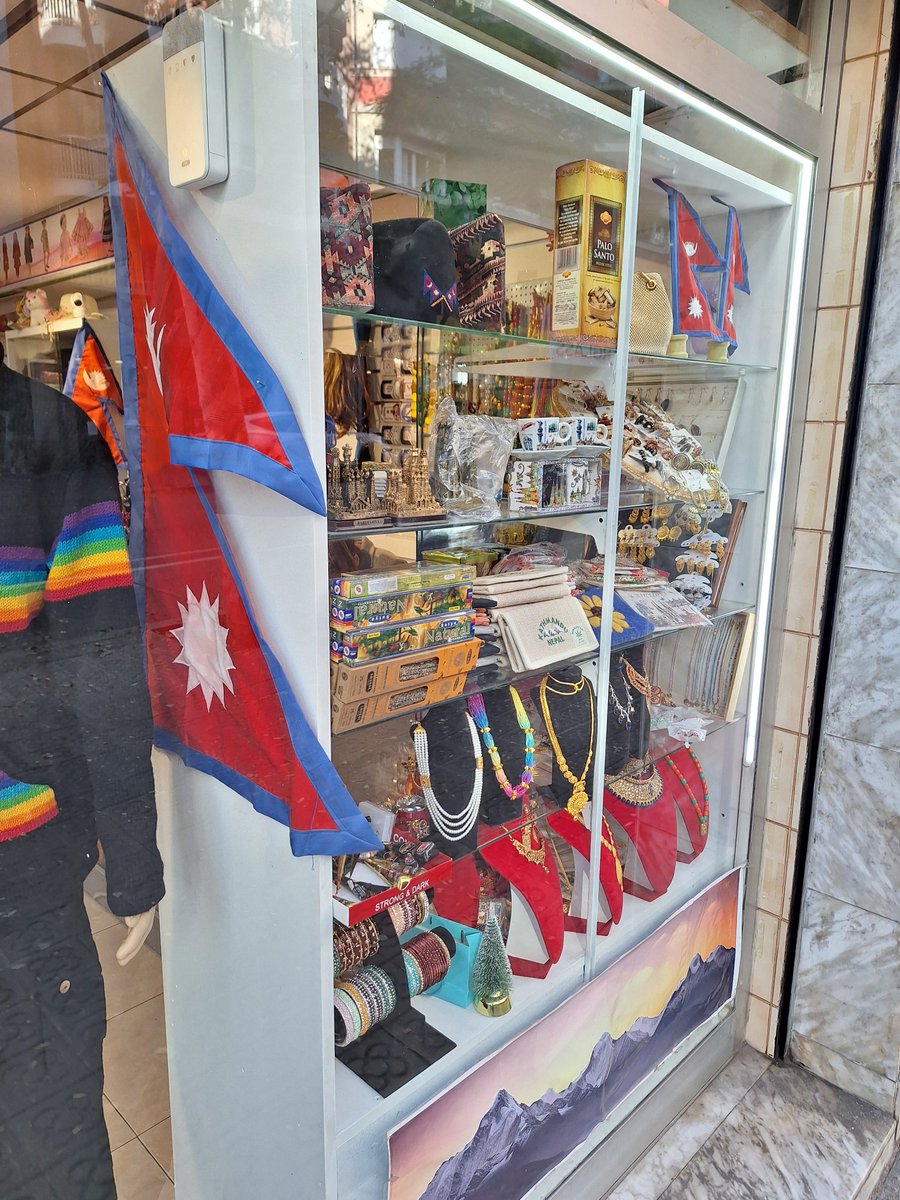 vexiband's tweet photo. Atents, muntanyencs i amics de les #goodflags: Ben a prop de la #SagradaFamília, al carrer Marina, una botiga de decoració del #Nepal amb banderes cosides i de diferents mides. #QUINGOIG! https://t.co/8yvIQybNM1