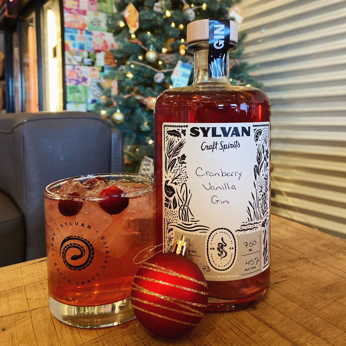 SLcraftspirits's tweet photo. ❄️🍸Cranberry Vanilla Gin❣️🎄
This seasonal distiller’s edition batch is now available for sampling and purchase in the @snakelakebrewco taproom. 
🐍🎁✨
.
.
.
#sylvancraftspirits #gin #seasonal #newrelease #cranberryvanillagin #cranberry #holidays #craftdistilling https://t.co/vV2D5w9zUC