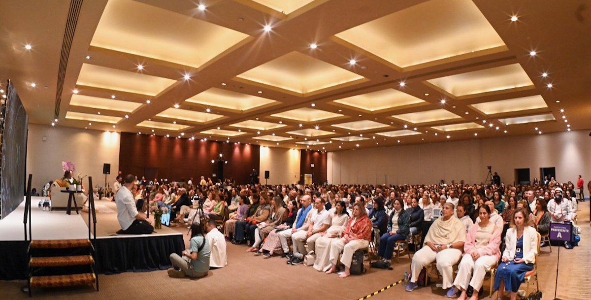 Gurudev's tweet photo. People associate silence with grief. I associate silence with joy. Time and again, find a moment of quiet and that leads to meditation. Two sessions of intense knowledge and wisdom in Mexico. #MexicoInMeditation https://t.co/nv4aWyfRvB