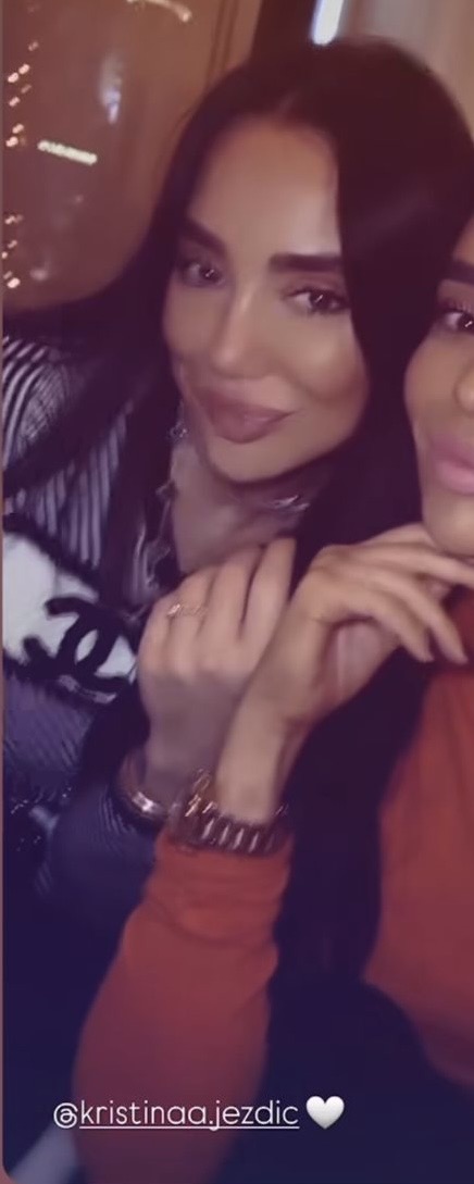 MissAndress's tweet photo. Je nam to prepoštena Kristina Jezdić ima pravi Chanel od sponzora ili opet prodaje maglu? 😂 #caosvima #kristinajezdic @laryinmunich @MilicaBiserka @TX987654 https://t.co/q3ozruNmuu