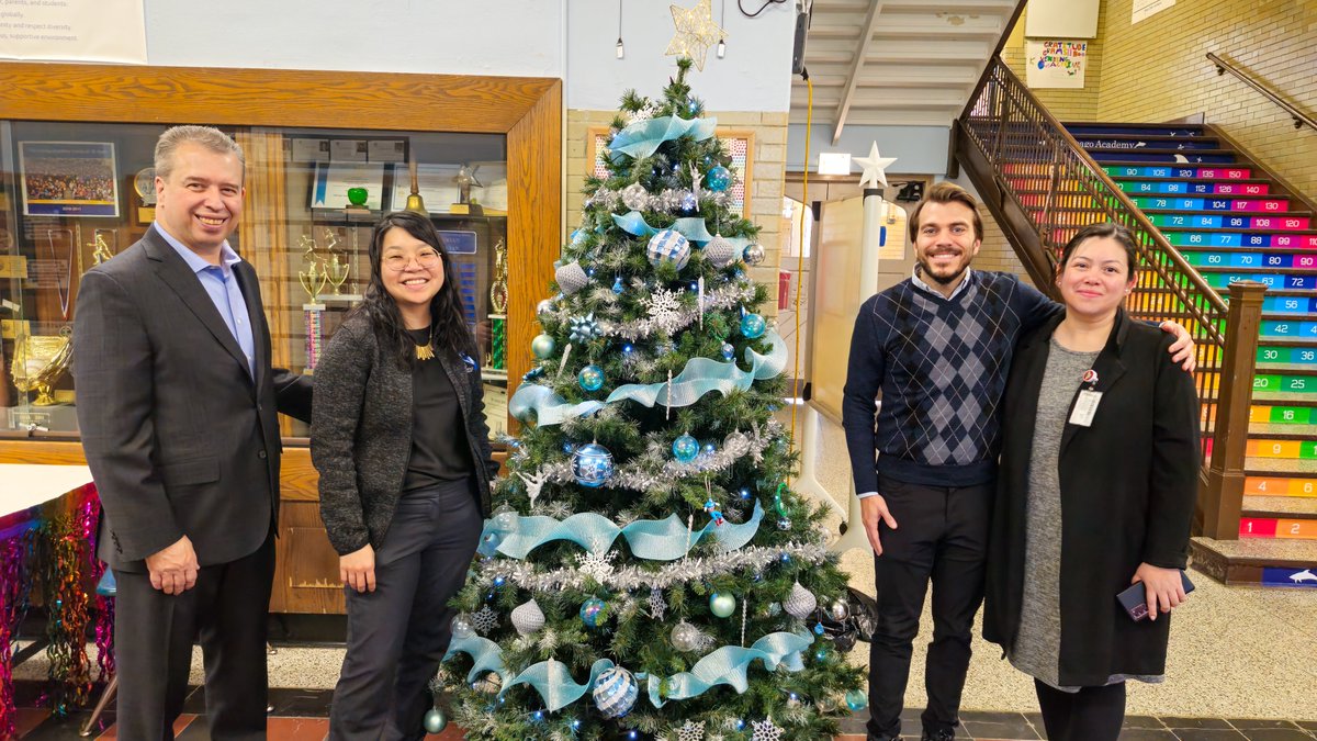 ChiPubSchools's tweet image. Math problems are no match for our students—especially with a little help from CEO Pedro Martinez!

Today, @PedroCPSCEO visited students and staff at Chicago Academy Elementary and @ChiAcadHS, where students engaged in their math lessons, using teamwork to tackle problems one…