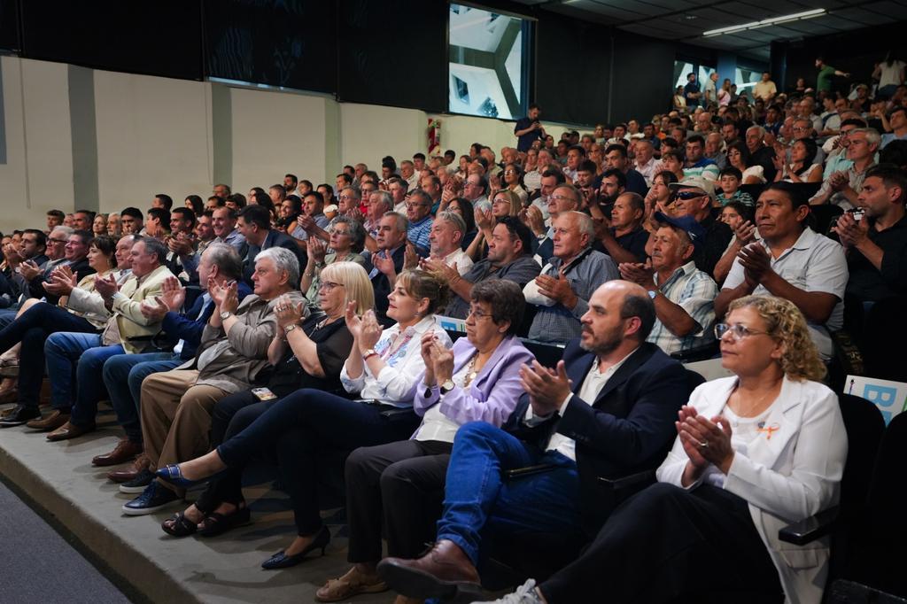 gobdecordoba's tweet image. El gobernador @MartinLlaryora entregó aportes del Programa de Buenas Prácticas Agropecuarias (#BPAs) a 530 productores y productoras de #Córdoba y el Gran Córdoba. 🌽🌻

🙌 Durante el acto, anunció que el próximo año el 98% de lo recaudado por impuestos al sector rural se