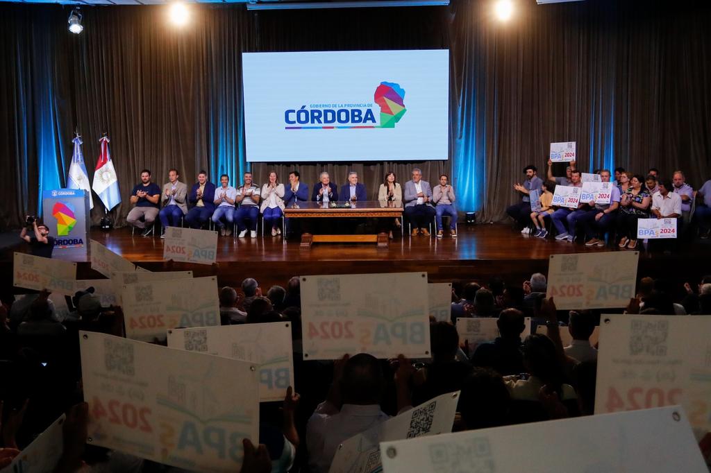 gobdecordoba's tweet image. El gobernador @MartinLlaryora entregó aportes del Programa de Buenas Prácticas Agropecuarias (#BPAs) a 530 productores y productoras de #Córdoba y el Gran Córdoba. 🌽🌻

🙌 Durante el acto, anunció que el próximo año el 98% de lo recaudado por impuestos al sector rural se