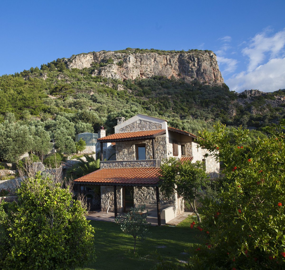 Egede insanlardan uzak bir taş ev.