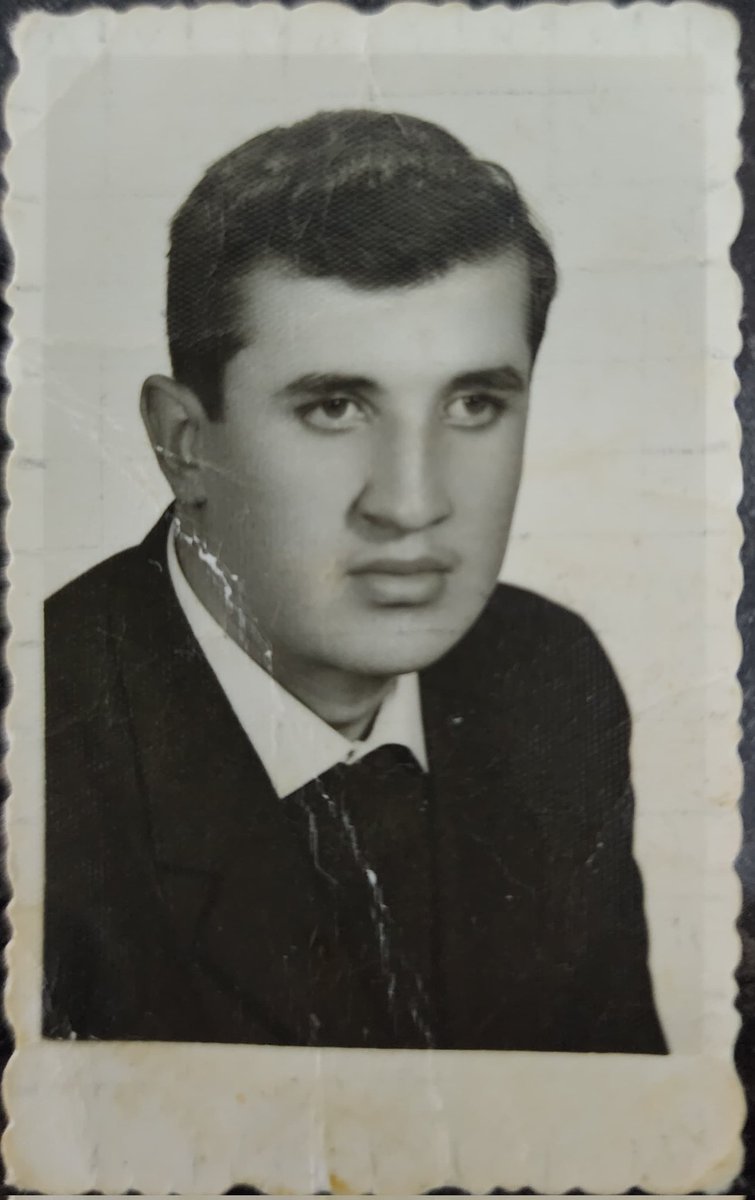 Bugün ailemizin Esed rejiminin zulmü altında yaşadığı bir olayı anlatmak istiyorum.

Fotoğraftaki kişi annemin 1950 doğumlu amcası Muhammed Delihasan 

Şam/Kasiyundaki Türk Mahallesinde yaşayan ve Türk bir ailenin evladıdır.