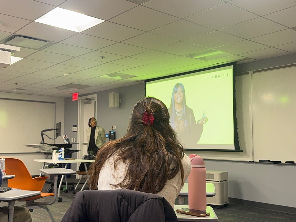 maletsresearch's tweet photo. me giving a presentation on @ThegirlJT https://t.co/bjQaRUU7MU