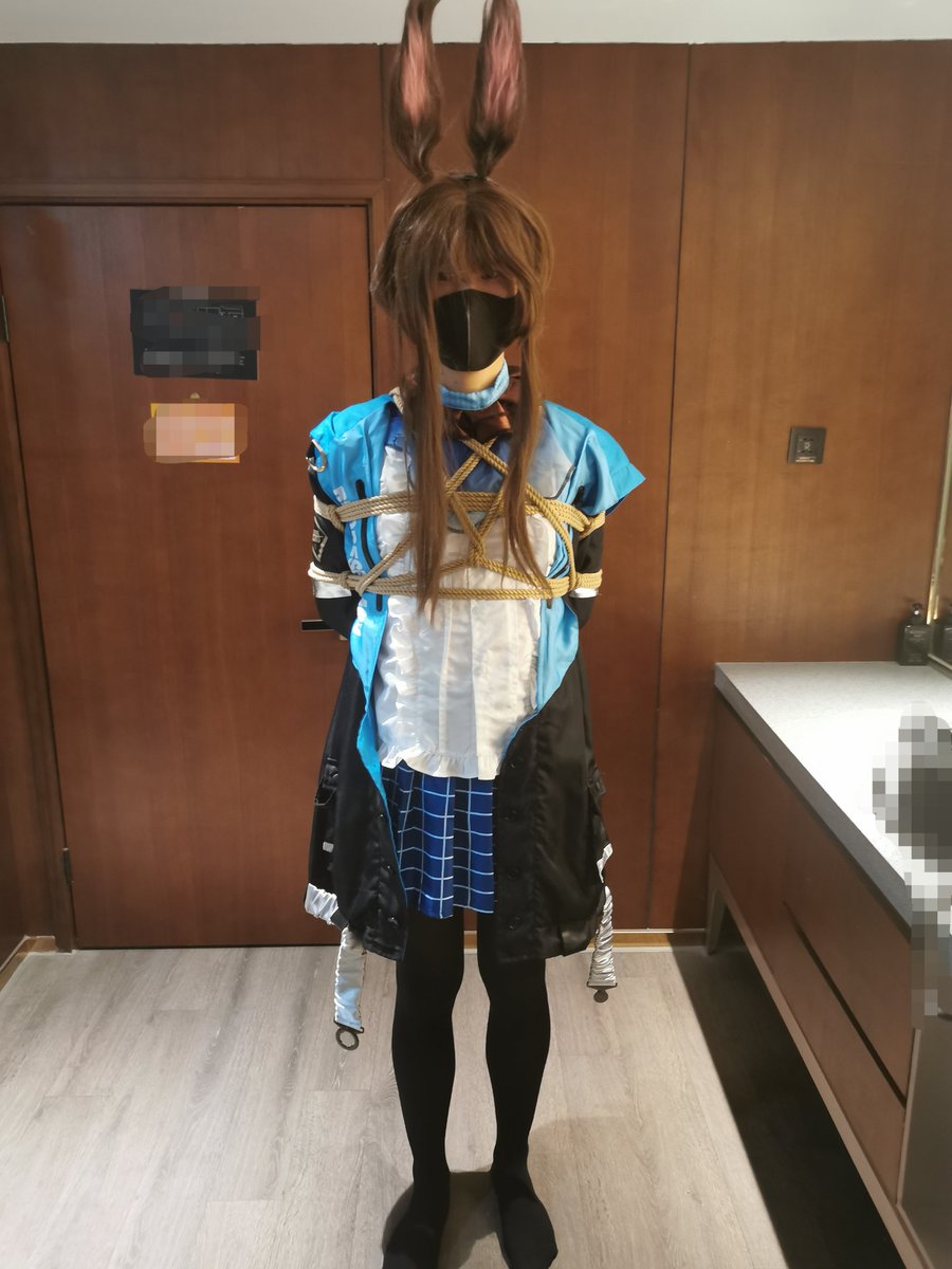 electronic_gun's tweet photo. 捕捉到了野生的小驴子（？），自然要好好调教一番
虽然没玩过游戏，但想必各位刀客塔最想玩弄的一定是jiojio吧（:-D）
特意绑了一个方便tk的姿势，绝不是因为懒才不绑脚掌的（嘘）
缚：@electronic_gun
被缚：@maplechen213
#捆绑 #男娘 #阿米娅 #明日方舟 #cosplay #tk #bondage #femboy  #Amiya https://t.co/505wHa4PVz