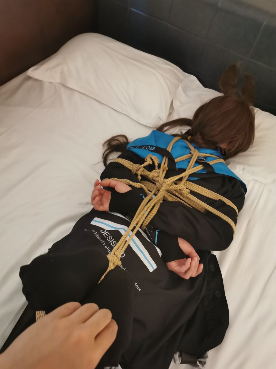 electronic_gun's tweet photo. 捕捉到了野生的小驴子（？），自然要好好调教一番
虽然没玩过游戏，但想必各位刀客塔最想玩弄的一定是jiojio吧（:-D）
特意绑了一个方便tk的姿势，绝不是因为懒才不绑脚掌的（嘘）
缚：@electronic_gun
被缚：@maplechen213
#捆绑 #男娘 #阿米娅 #明日方舟 #cosplay #tk #bondage #femboy  #Amiya https://t.co/505wHa4PVz