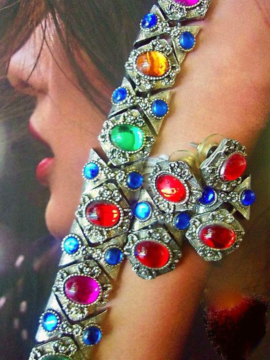 renaissancefai's tweet photo. https://t.co/vaYF4fSdxR
#jewelrySet #multicolor #cabochons #mogul #mughal #glass #bracelet #earrings #vintage #silverTone #antiqueSilverTone #moonstones #jewelTones #rainbow #jeweltone https://t.co/nVMjYOWLjX