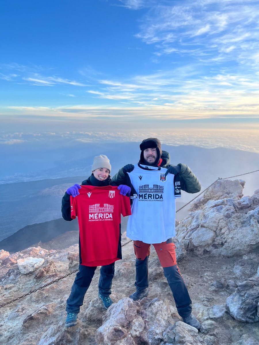 Merida_AD's tweet photo. 🏔️ Desde el Teide, a 3720 metros de altura, presumiendo de nuestros colores

😍 ¡No podéis ser más grandes! ¡GRACIAS! ⚪️⚫️🙌🏽 https://t.co/Quy6M91w4g