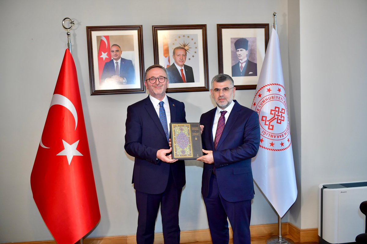 Keskin_Huseyin's tweet photo. İstanbul İl Kültür ve Turizm Müdürlüğü görevine büyük bir onur ve sorumlulukla başlamış bulunmaktayım. Bu vesileyle, uzun yıllardır şehrimizin kültür ve turizmine büyük emekler veren @coskunyilmaz66 hocamıza en içten teşekkürlerimi sunuyorum. Bu kutlu görevi devralırken bizleri yalnız bırakmayan kıymetli Belediye Başkanlarımıza, çalışma arkadaşlarımıza, dostlarımıza ve basın mensuplarına teşekkürlerimi bir borç biliyorum. Görevimizi, ortak akıl ve işbirliği temelinde kararlılıkla sürdüreceğimizi belirtmek isterim.