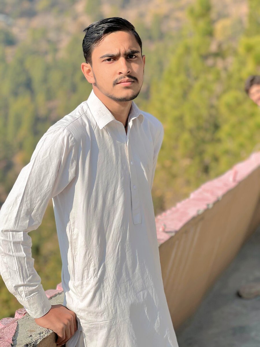 کبھی راضی تو کبھی مجھ سے خفا لگتی ہے
بتا اے زندگی! تو میری کیا لگتی ہے