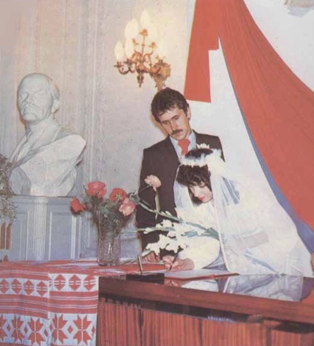 Ou o casamento tem um busto do Lenin ou não há casamento