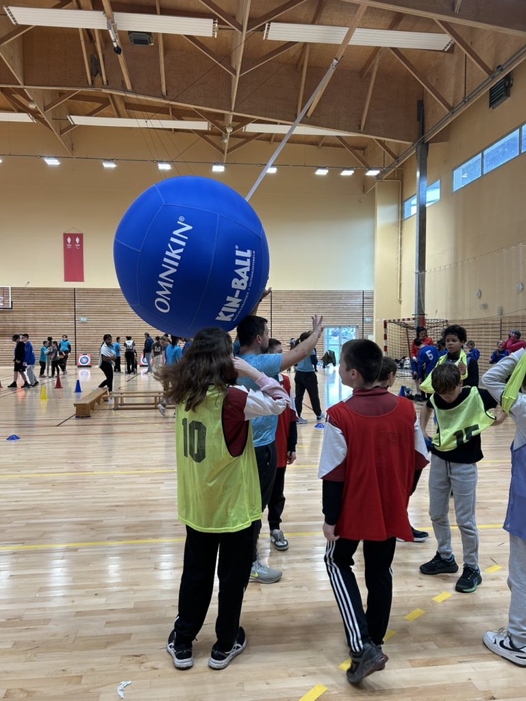dsden18's tweet photo. Journée @UnssCher sport partagé au @CREPSduCentre 
➡️ 15 ateliers de sport adapté 
➡️ 14 collèges avec ULIS
➡️ 300 élèves 
en présence de M. le directeur académique, des IA-IPR EPS, de l’IEN-ASH18. 
Une belle coopération entre élèves 🏀🏐🏓🥌 https://t.co/17Mv2hx0hl