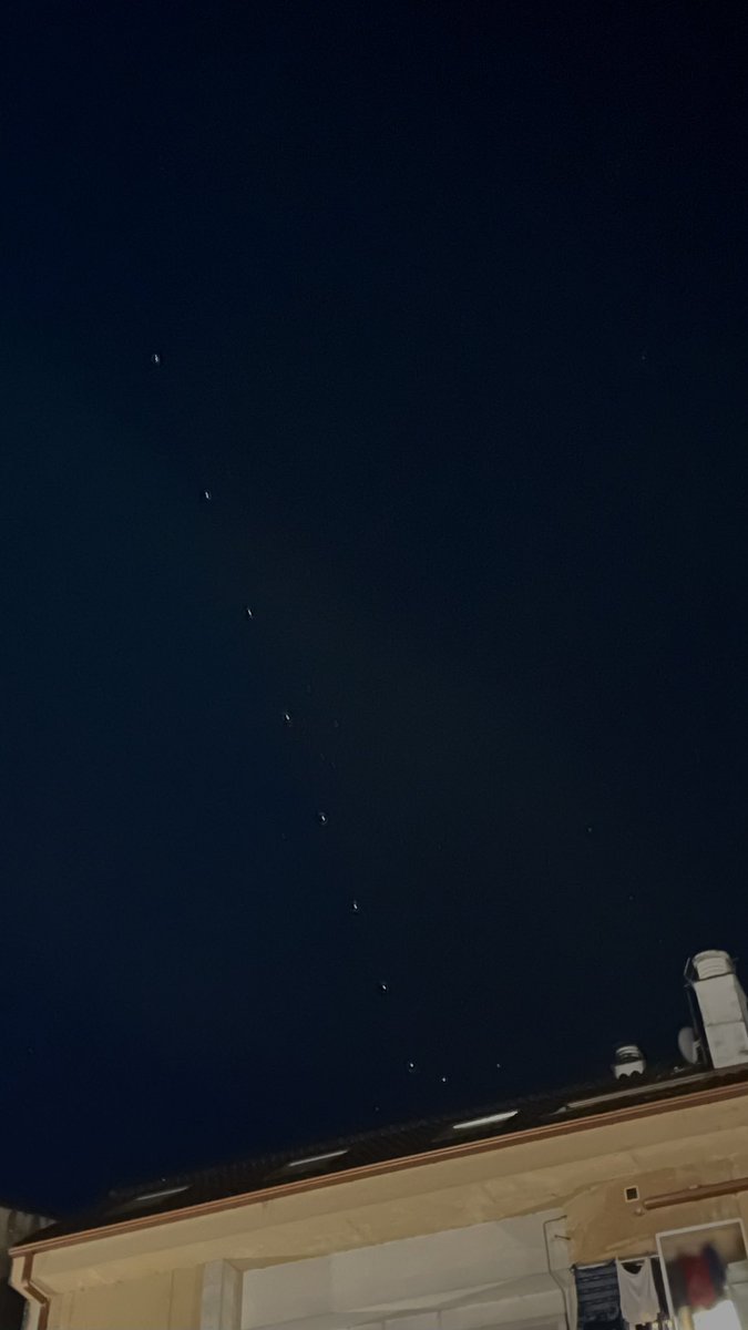 OnimPhotography's tweet photo. Creo que hoy nos vino hacer una visita a Teo @elonmusk con sus satélites #Starlink ( o le que sean ). Un poco de miedito daban al verlos moverse https://t.co/HY29L4YUyE