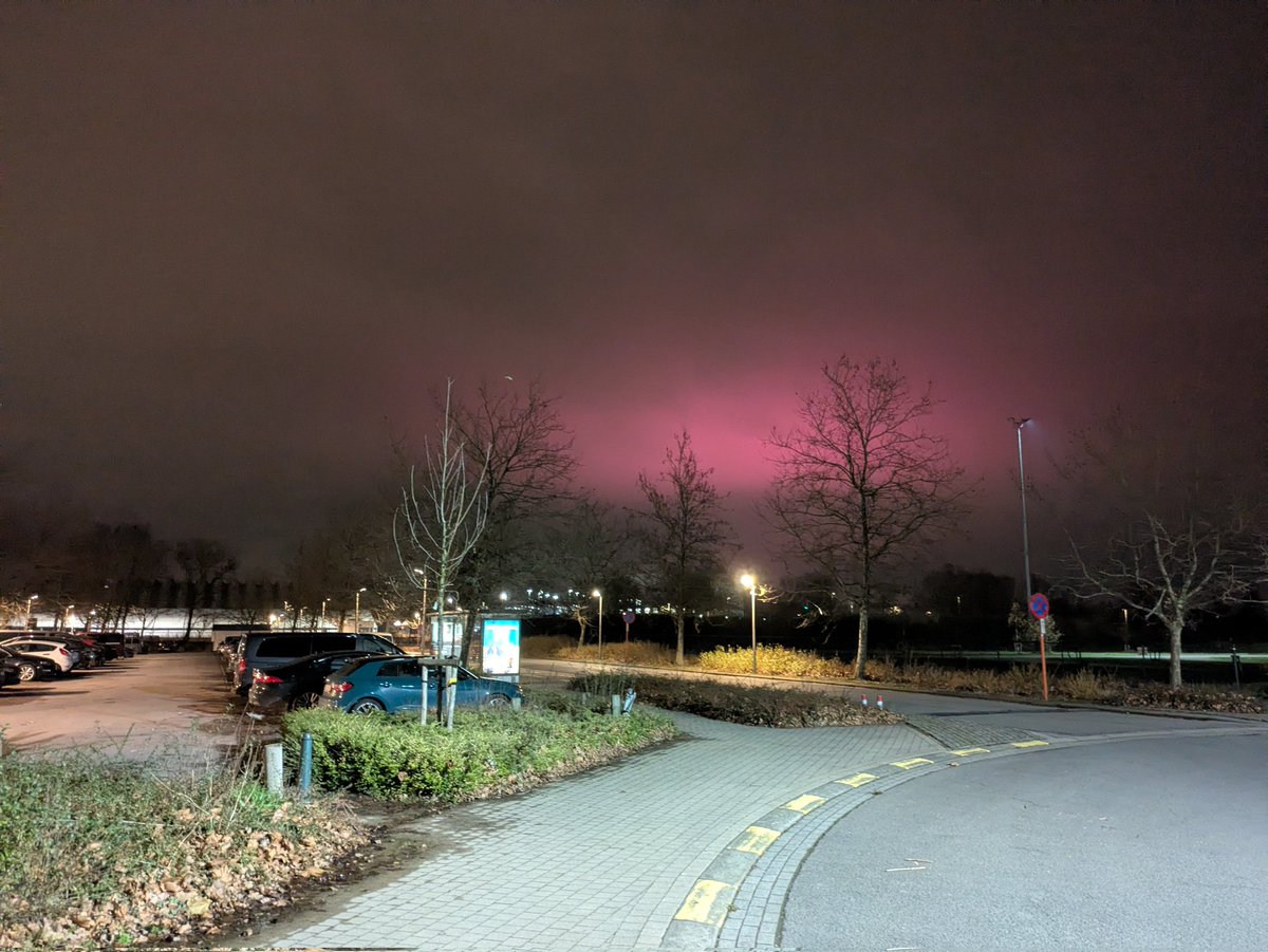 Ik denk dat dit de gloed van de groentekassen in Sint-Katelijne-Waver is. (zicht vanuit De Nekker).