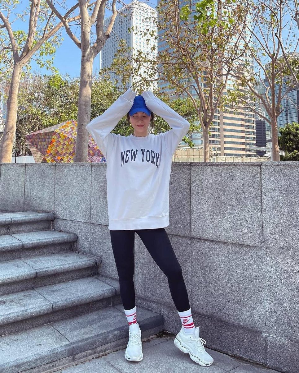 Embrace the city vibes with a chic and sporty look, perfect for a day of adventure and style. 🌆