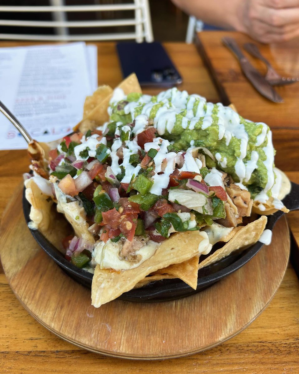 You can't buy happiness, but you can buy #Nachos ✨

#socalo #socalosantamonica #santamonica #eatlocal  socalo.com