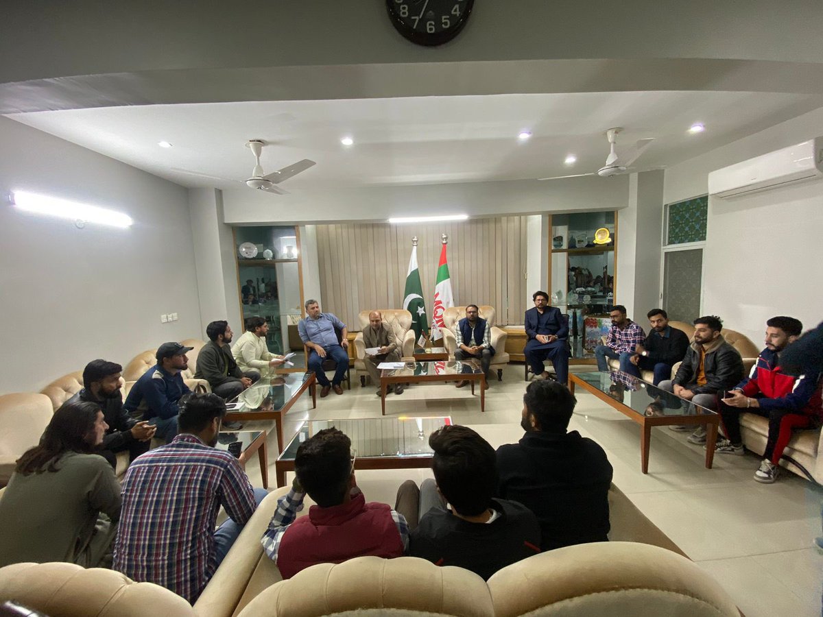 allaboutmqm's tweet photo. جامعہ کراچی سے تعلق رکھنے والے طلبہ الائنس کی ایم کیو ایم پاکستان بہادرآباد مرکز پر آمد*.
کراچی کے طالبعلموں کے جائز حقوق کے لئے اسمبلی میں آواز بلند کرینگے اپوزیشن لیڈر علی خورشیدی

@MQMPKOfficial https://t.co/vsp9hBgWnO