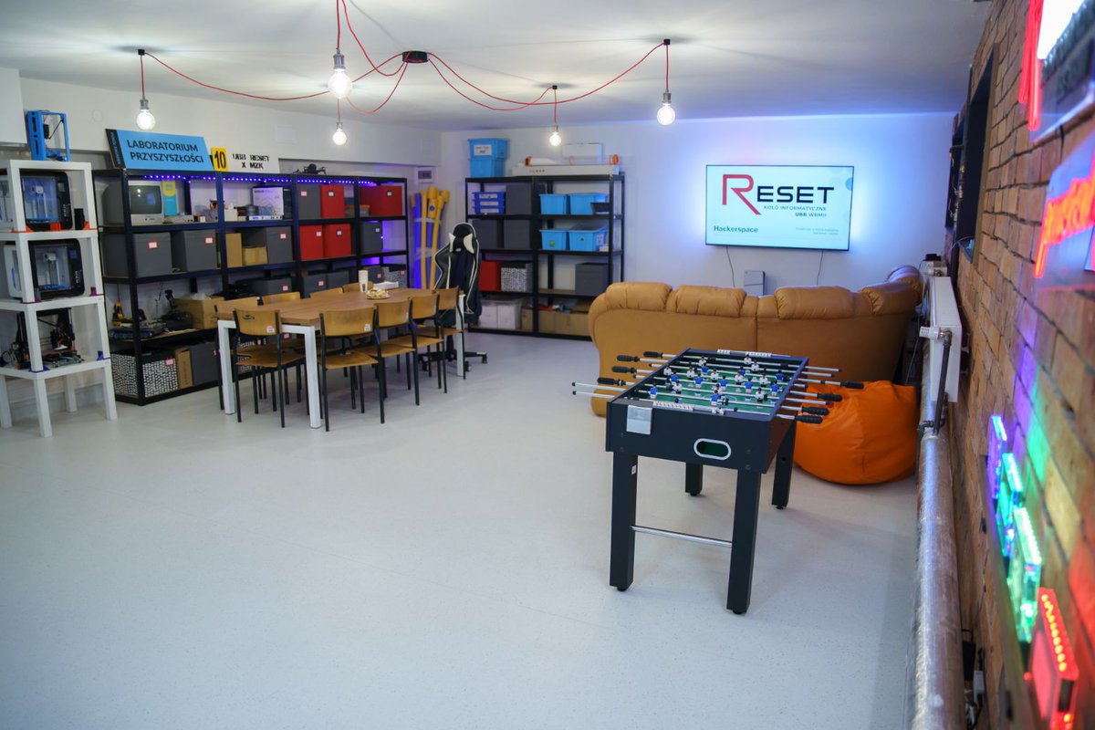 UniwersytetBB's tweet image. Ogłaszamy otwarcie Hacker Space – przestrzeni stworzonej z myślą o pasjonatach informatyki, technologii i innowacji.