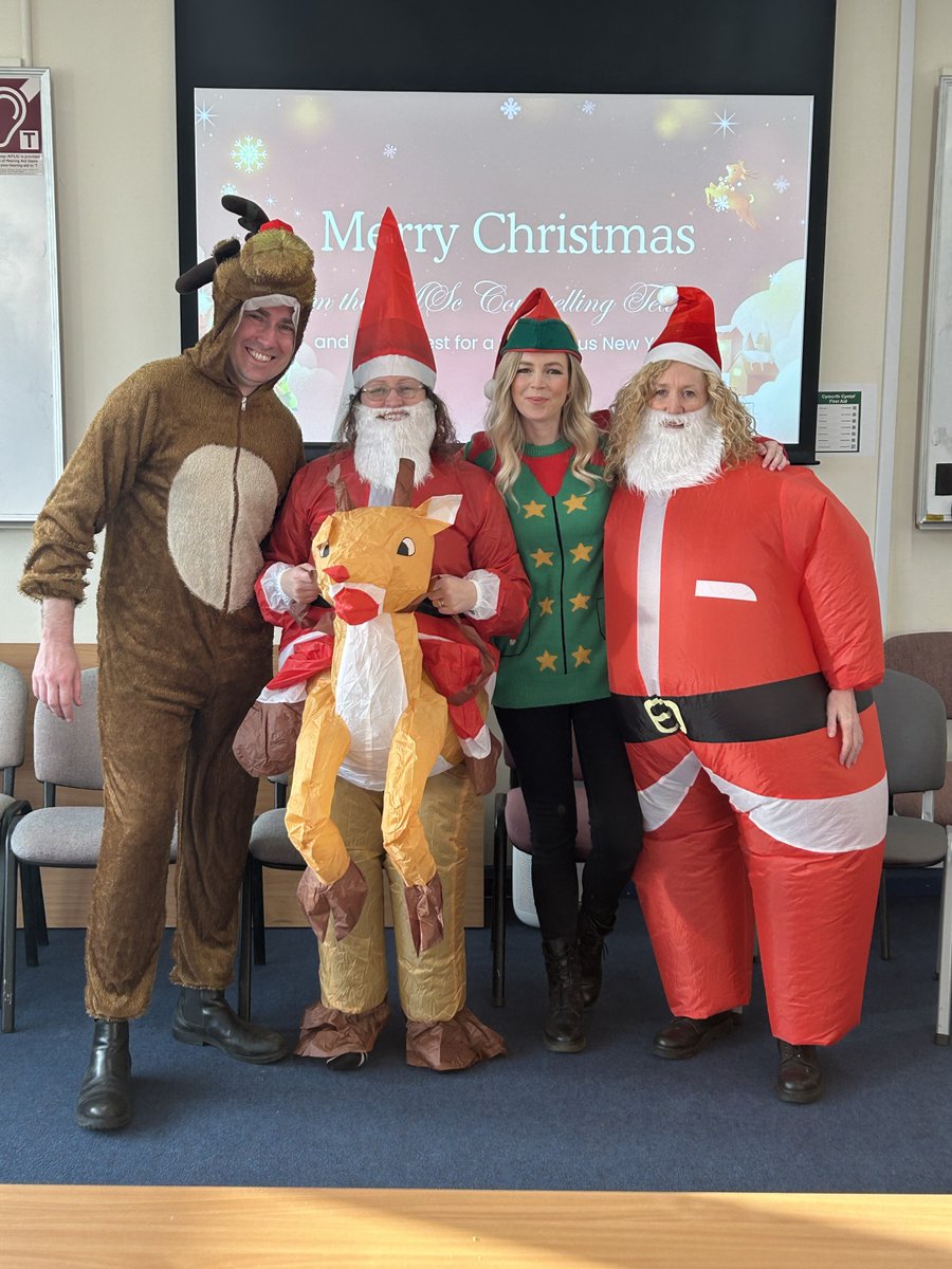 PsychBangor's tweet image. 🎄✨ Festive fun with our MSc Counselling Team & amazing first-year students @bangoruni! A wonderful way to celebrate connection, growth, and the holiday season together. ❤️🎁🌟 🎅 #MScCounselling #ChristmasJoy #FestiveVibes